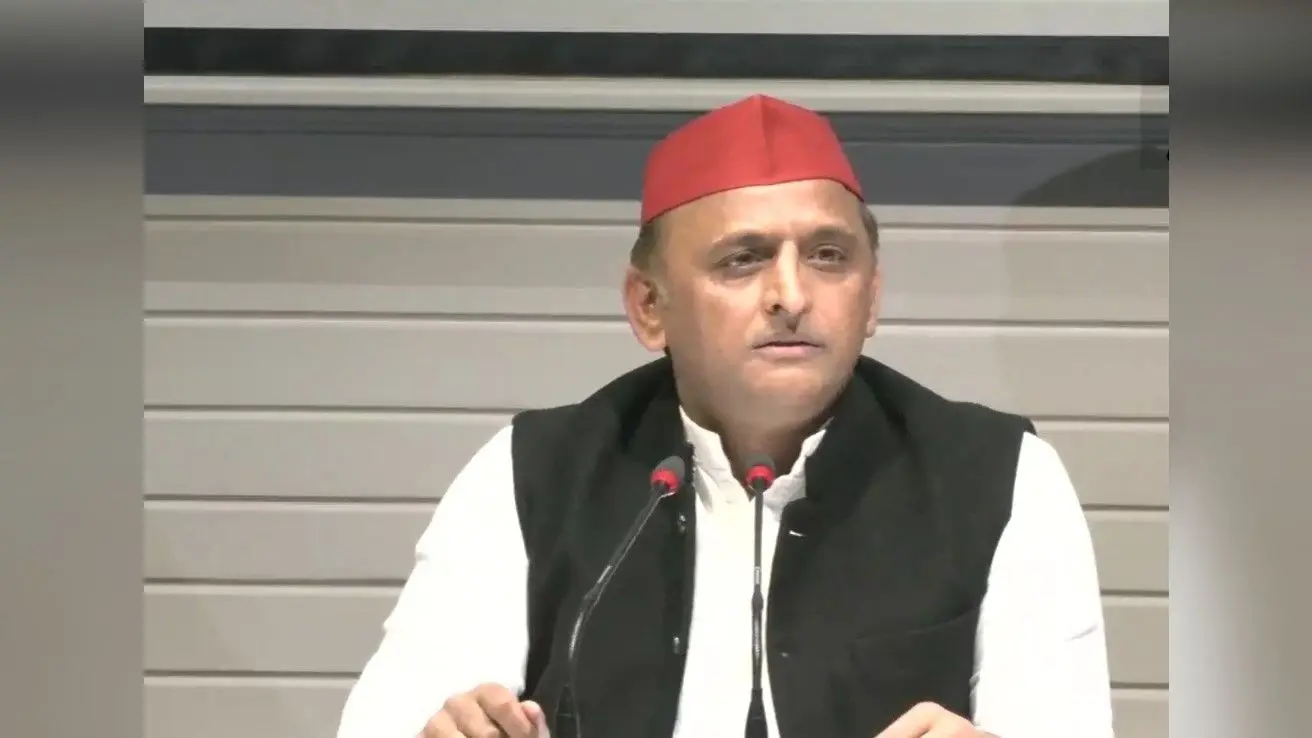 अखिलेश यादव – इन्वेस्टर्स समिट चुनाव की तैयारी,सोशल मीडिया टीम बदलने की ये है वजह, मुलायम पर कैलेंडर का विमोचन