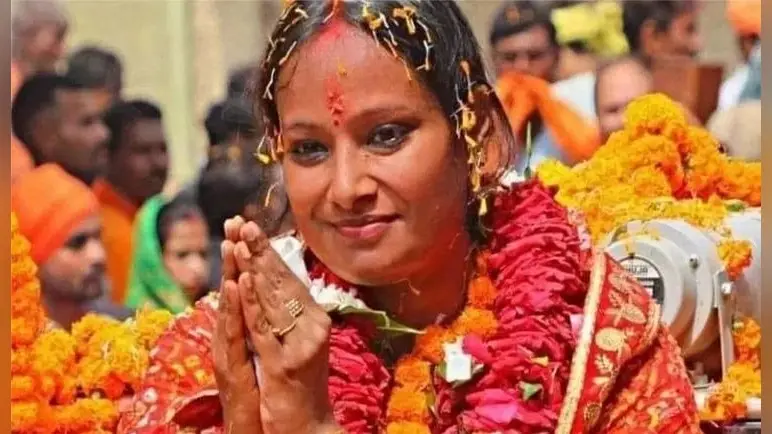 Betiya Nagar Nigam Chunav अक्षरा सिंह का चला जादू, पूर्व डिप्टी सीएम को लगा झटका, खेसारी भी नहीं आए काम..