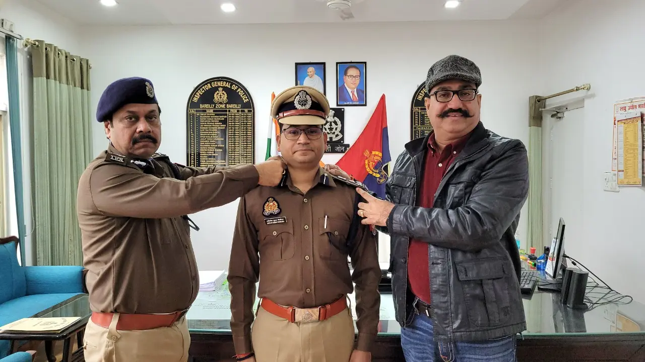 Bareilly: एसएसपी अखिलेश चौरसिया के डीआईजी बनने पर एडीजी-आईजी ने लगाया रैंक प्रतीक, यहां रही अब तक तैनाती