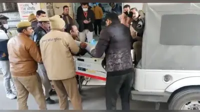 Agra News: डीएम ने दिखाई मानवता, सड़क दुर्घटना में घायल युवती को अपनी एस्कॉर्ट से भिजवाया अस्पताल