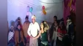 Video: ‘ए मुखिया जी मन होखे त बोलीं’… पर बार बालाओं के साथ रात भर नाचे मुखिया पति …