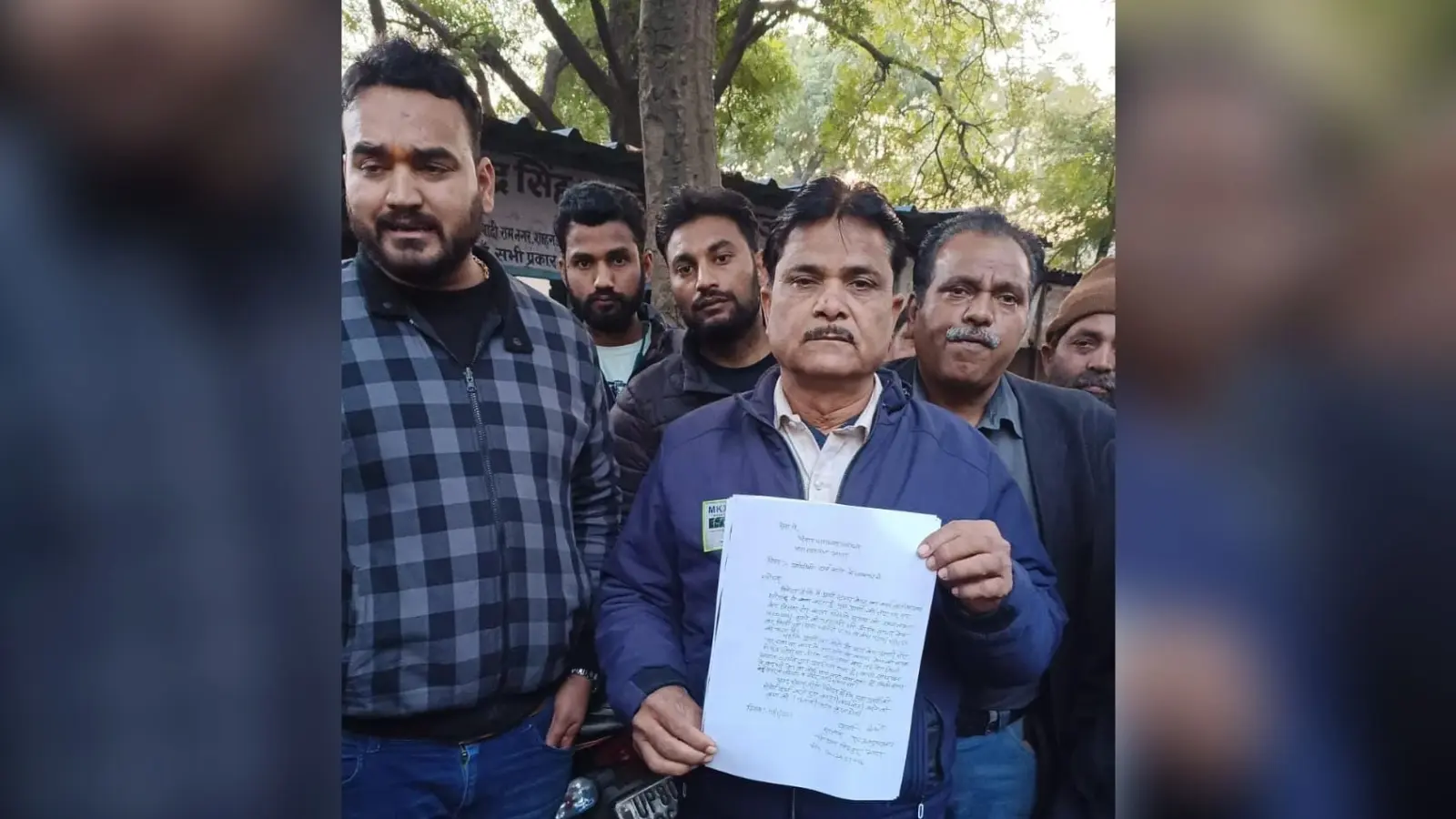 Agra: स्टांप वेंडर को जूता पहनना पड़ा महंगा, चोर ले उड़ा 10 लाख रुपये से भरा बैग, पुलिस ऐसे तलाश रही सुराग…