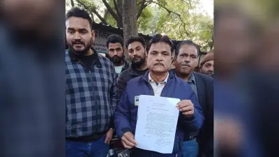 Agra: स्टांप वेंडर को जूता पहनना पड़ा महंगा, चोर ले उड़ा 10 लाख रुपये से भरा बैग, पुलिस ऐसे तलाश रही सुराग…