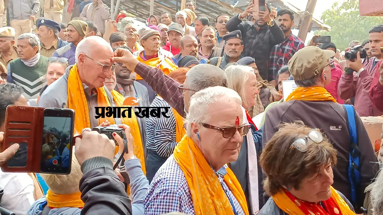गंगा विलास क्रूज PHOTOS: सुल्तानगंज में तिलक लगाकर शिवलिंग पूजन, विदेशी सैलानी जब अजगैबीनाथ धाम पहुंचे…