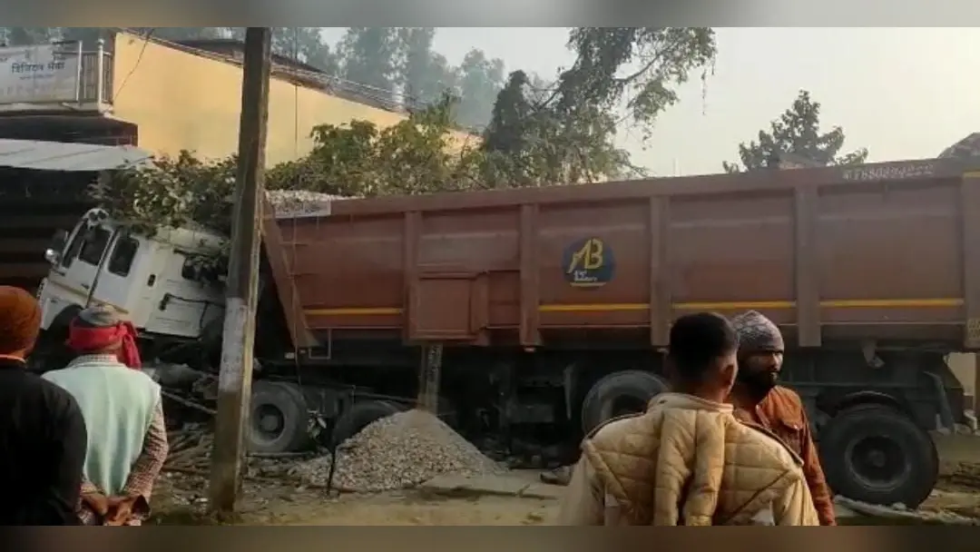 Deoria Accident: देवरिया में भीषण सड़क हादसा, अनियंत्रित ट्रेलर ने अलावा ताप रहे लोगों को रौंदा, तीन की मौत