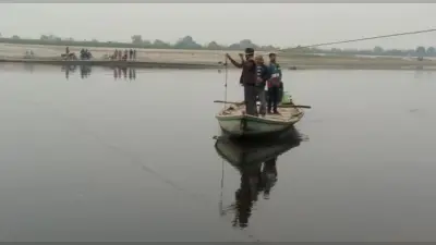 Agra News: यमुना नदी में मछुआरे के जाल में फंसी कार, लापता पेपर मैनेजर की होने की पुलिस जता रही आशंका
