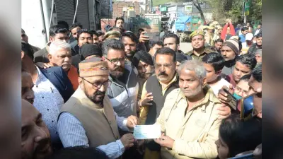 Agra: मकान हादसे के पीड़ित परिवार को मुआवजा देने पहुंचे कैबिनेट मंत्री, बोले- चेक लेना है तो लो….