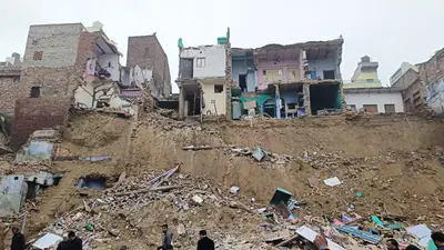 Agra News: पथौली में मकान दिलाने का लोगों ने किया विरोध, प्रशासन मकान लेने का बना रहा दबाव