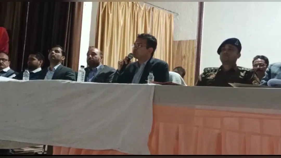 Agra: 10वीं और 12वीं की परीक्षा के लिए हुई महत्वपूर्ण बैठक, नकल व गड़बड़ी करने वालों पर की जाएगी कड़ी कार्रवाई