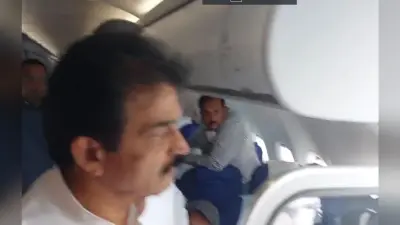 VIDEO: पवन खेड़ा को विमान से उतारने के दौरान हंगामा, कांग्रेस नेताओं के साथ हुई अधिकारियों की बहस