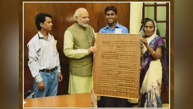 UP News : लकड़ी पर हनुमान चालीसा, पीएम की कृपा पाने वाले हस्तशिल्पी की सीएम से गुहार, राम मंदिर में लगे कृति