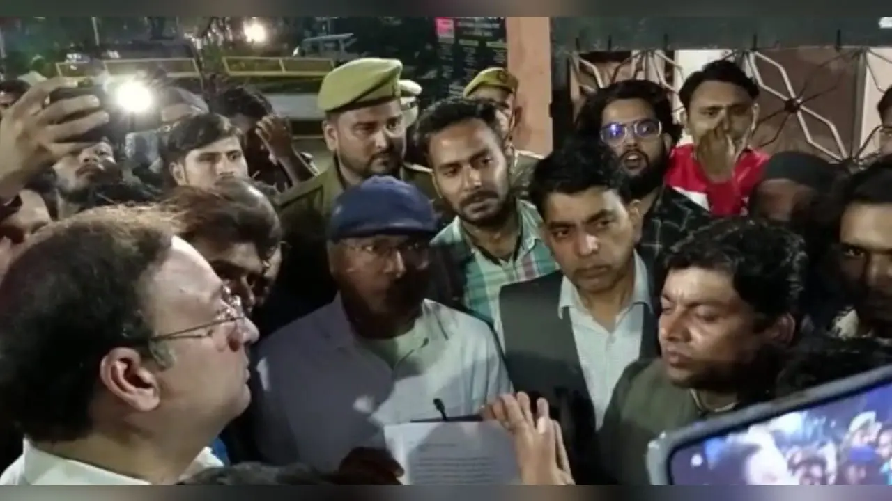 बीटेक स्टूडेंट की थाना में पिटाई , एएमयू छात्रों ने निकाला प्रोटेस्ट मार्च , जानिये क्या है पूरा मामला