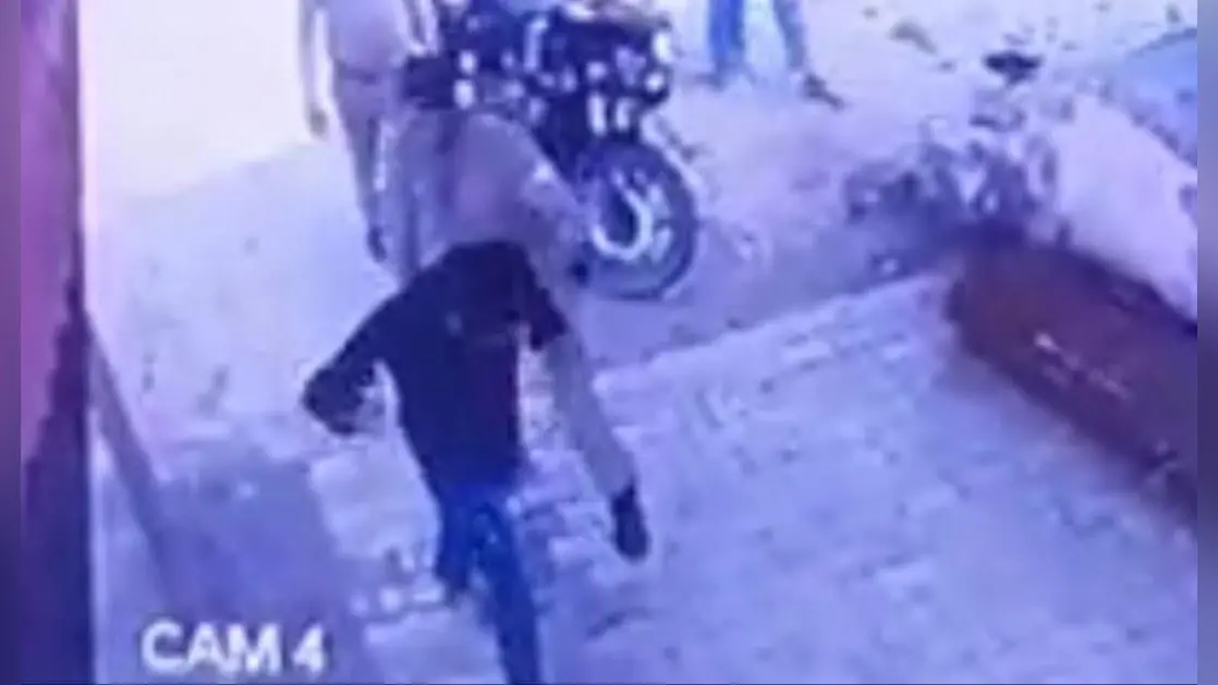 पत्नी ने घर से निकाला तो कारोबारी दुकान में सोया, वहां भी पहुंच गयी पुलिस, कमिश्नर को निलंबित करने पड़े सिपाही