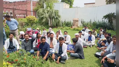 रिजल्ट को लेकर डीबीआरएयू कुलपति कार्यालय घेरा, बीएएमएस के छात्र-छात्राओं का प्रदर्शन, विवि के खिलाफ नारेबाजी