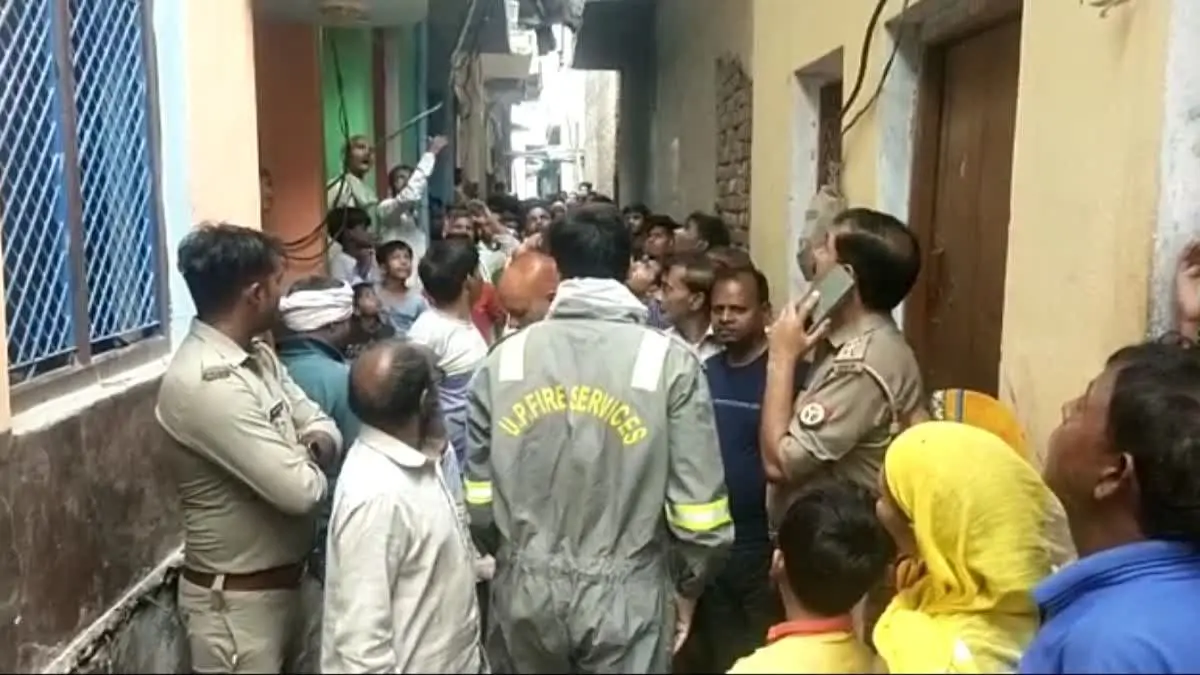 UP News : फिरोजाबाद में प्रसाद बनाते समय सिलेंडर लीक हुआ, घर में लगी आग, जानिये देर से क्यों पहुंची दमकल