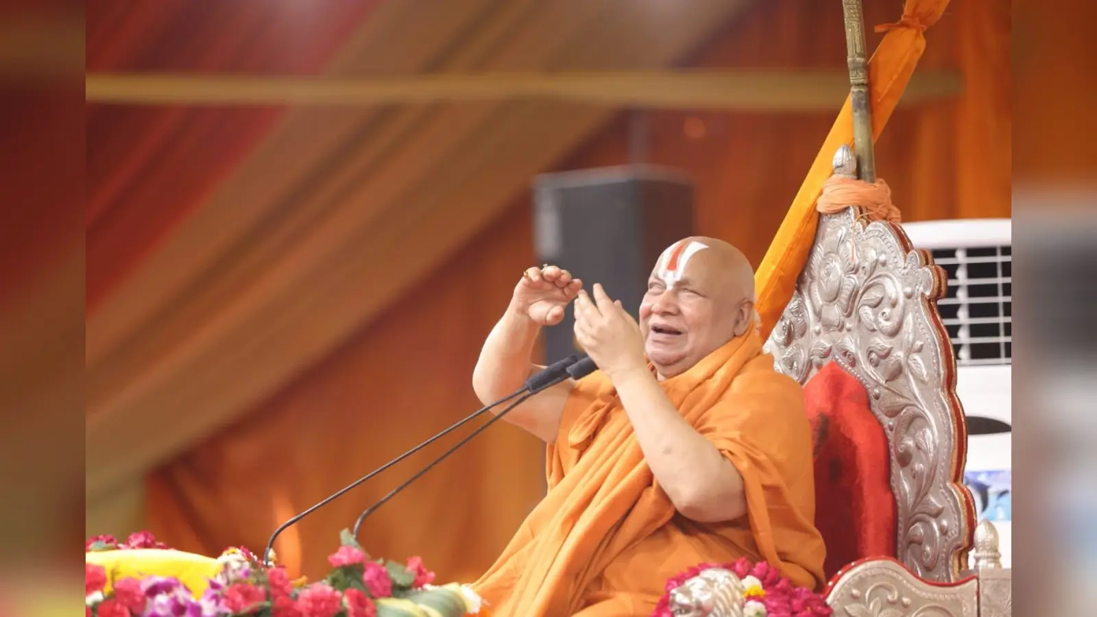 पीएम मोदी ने जहां की सभा, वहां भाजपा सांसद ने करायी राम कथा, स्वामी रामभद्राचार्य ने मांग लिया ‘ सीता बाजार ‘