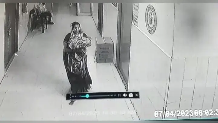 UP News : एम्बुलेंस में पैदा हुई बच्ची सरकारी अस्पताल से हो गयी चोरी, बच्ची को ले जाती महिला CCTV में कैद
