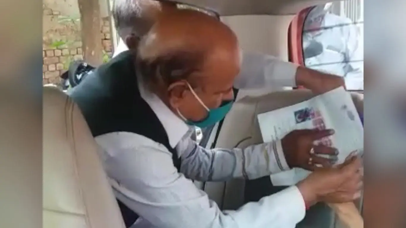 वसीयत के लिए श्मशान घाट पहुंचने से पहले कार रोकी, वकील ने मृत महिला के अंगूठा के निशान लिए, वीडियो हुआ वायरल