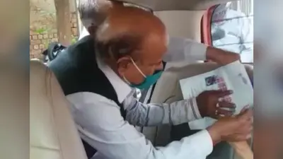वसीयत के लिए श्मशान घाट पहुंचने से पहले कार रोकी, वकील ने मृत महिला के अंगूठा के निशान लिए, वीडियो हुआ वायरल