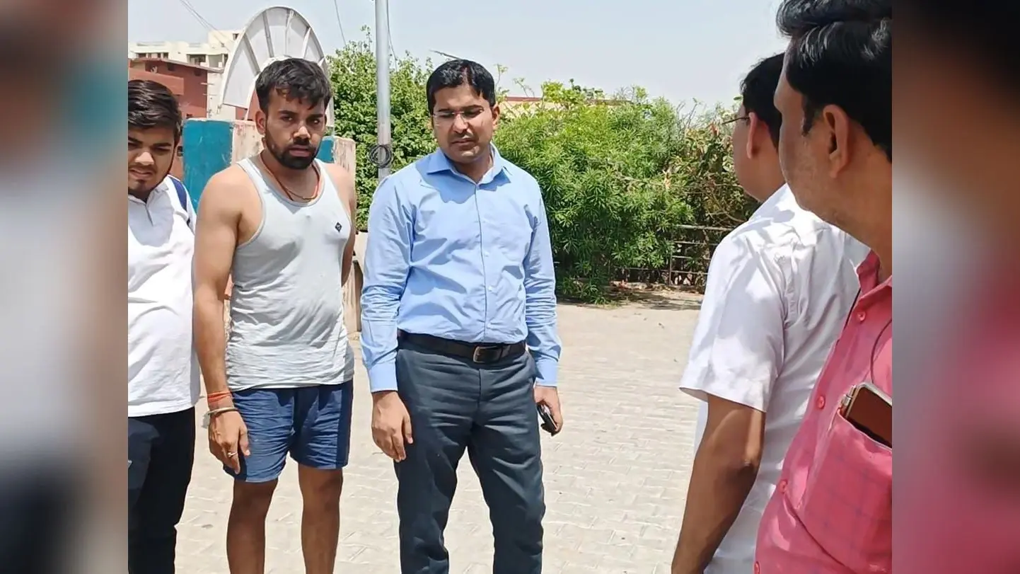 UP News : नदी को देखने पहुंचे नगर आयुक्त को यमुना आरती स्थल पर मिला गाय- भैंसों का झुंड, कार्रवाई की तैयारी