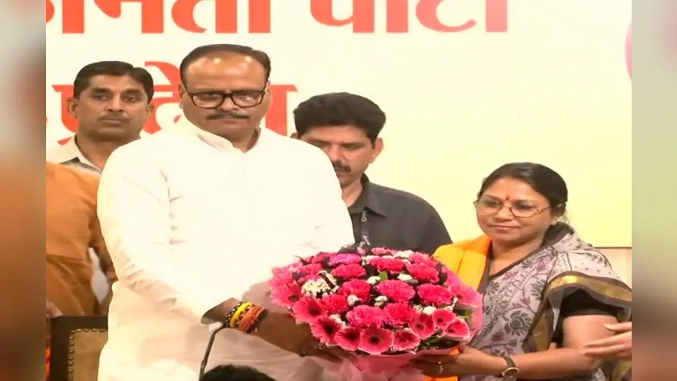 UP Nikay Chunav : नामांकन से एक दिन पहले अखिलेश यादव को झटका, सपा मेयर प्रत्याशी अर्चना वर्मा BJP में शामिल
