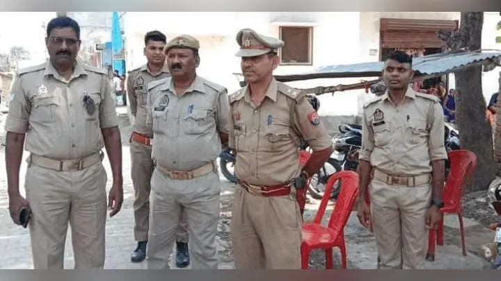 ‘ मुर्गे ‘ ने कराया बवाल, संगीनों के साए में हुए फेरे, पुलिस की गाड़ी में गये दूल्हा-दुल्हन, जानें पूरा मामला