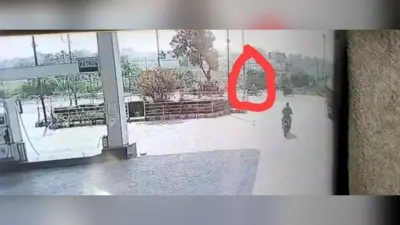 UP News : अलीगढ़ में चलती बाइक पर अचानक आया हार्ट अटैक, 60 वर्षीय व्यक्ति की मौत, वायरल हो रहा वीडियो