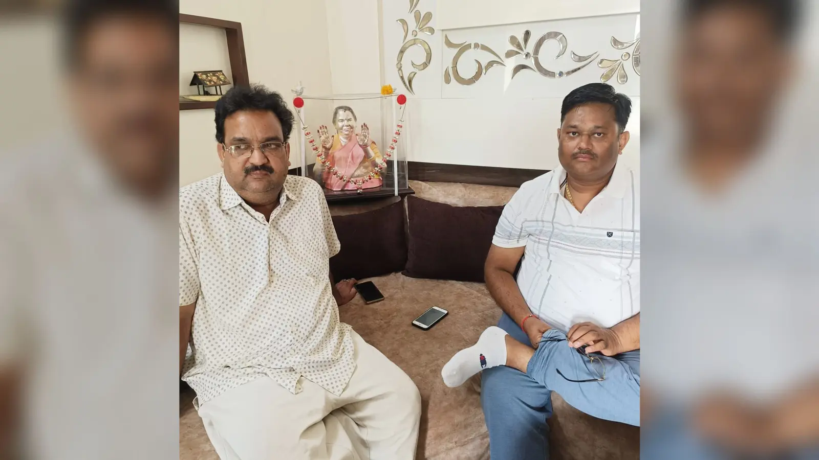 मां को खोया तो सर्राफ कारोबारियों ने घर में स्थापित कर दी मां की चांदी की मूर्ति, रोजाना बैठकर करते हैं याद