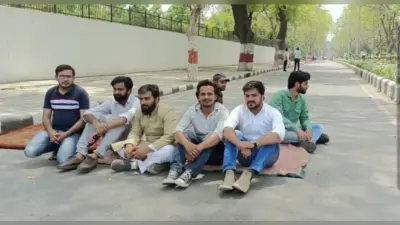 AMU हास्टल में खराब खाने को लेकर छात्रों का फूटा गुबार, VC आवास के सामने ब्रेड-मक्खन रखकर किया विरोध प्रदर्शन