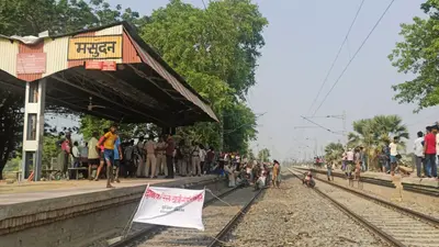 बिहार: भागलपुर-पटना रूट पर ट्रेन परिचालन ठप, इंटरसिटी के ठहराव को लेकर धरने पर बैठे लोग