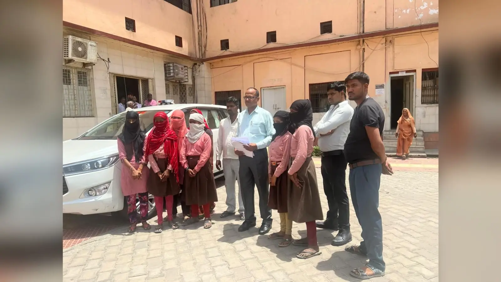 आगरा में टीचर छात्राओं को करता रहा बेड टच, रिवाल्वर दिखाकर पीठ पर मारता था हाथ , डीएम- सीपी तक पहुंचा मामला