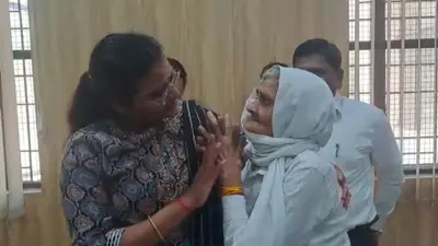 फरियादी अम्मा का आवेदन पढ़कर डीएम ने छोड़ी कुर्सी, भावुकता में गले लगाया और एसडीएम को फोन कर कहा, दूर करो शिकायत
