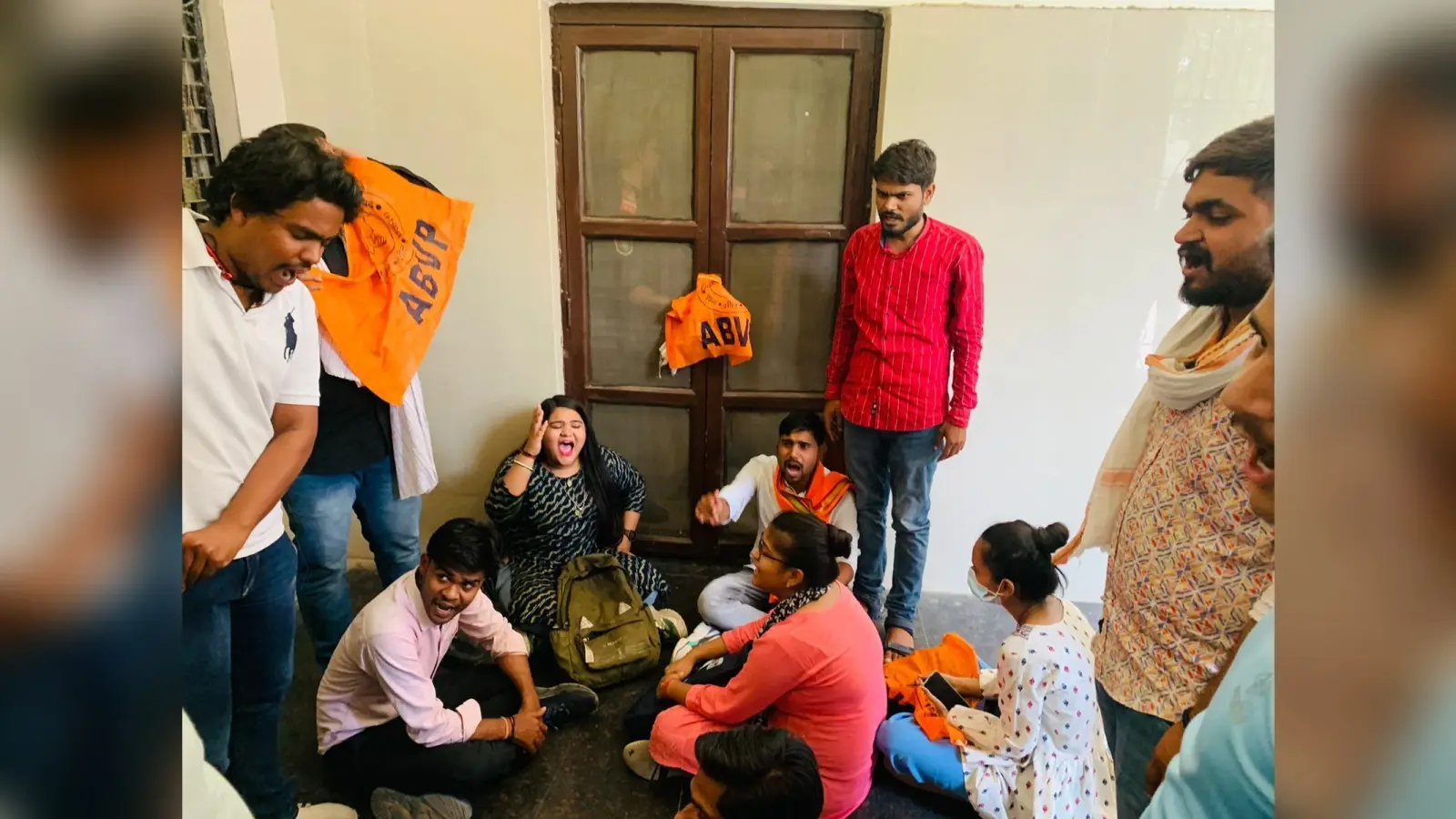 डीबीआरयू में छात्रों ने उपसचिव ममता सिंह को आफिस में किया बंद , कुलसचिव के कार्यालय में भी जड़ा ताला