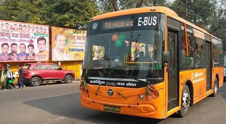 नए एयरपोर्ट से आईआईटी तक चली पहली बस को मिले 3 यात्री, अब 150 रुपये में पूरा होगा सफर