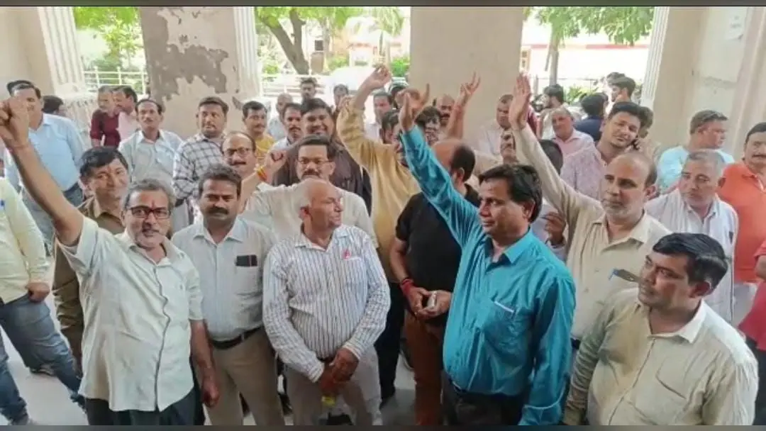 विश्वविद्यालय की परीक्षा को लेकर बीएएमएस छात्रों ने की बहस, कर्मचारियों ने तालाबंदी कर किया प्रदर्शन