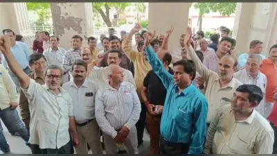 विश्वविद्यालय की परीक्षा को लेकर बीएएमएस छात्रों ने की बहस, कर्मचारियों ने तालाबंदी कर किया प्रदर्शन