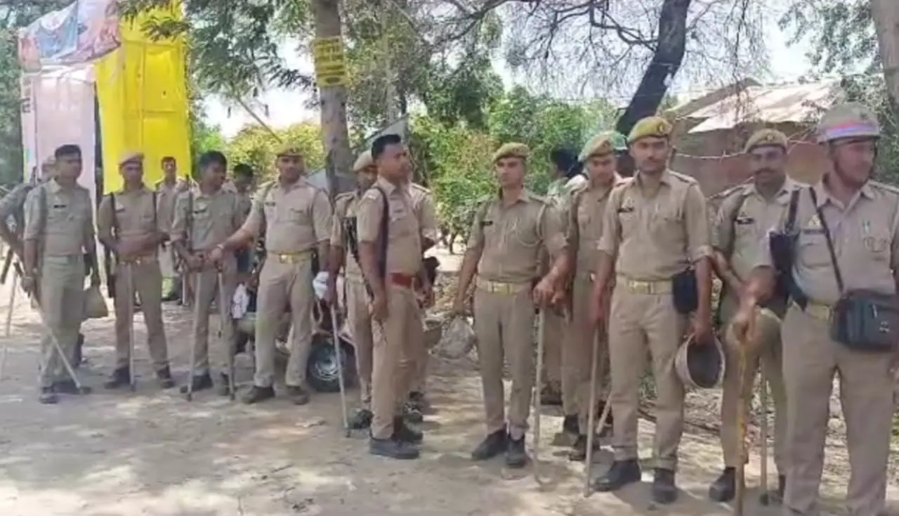 अलीगढ़ में कथा और यज्ञ स्थल के समीप पशु काटे जाने को लेकर हंगामा, पुलिस फोर्स तैनात