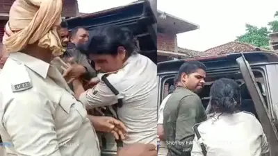 महिला पुलिसकर्मी को थाने के चालक ने बीच सड़क पर जड़ा थप्पड़, जानिए क्या है मामला…
