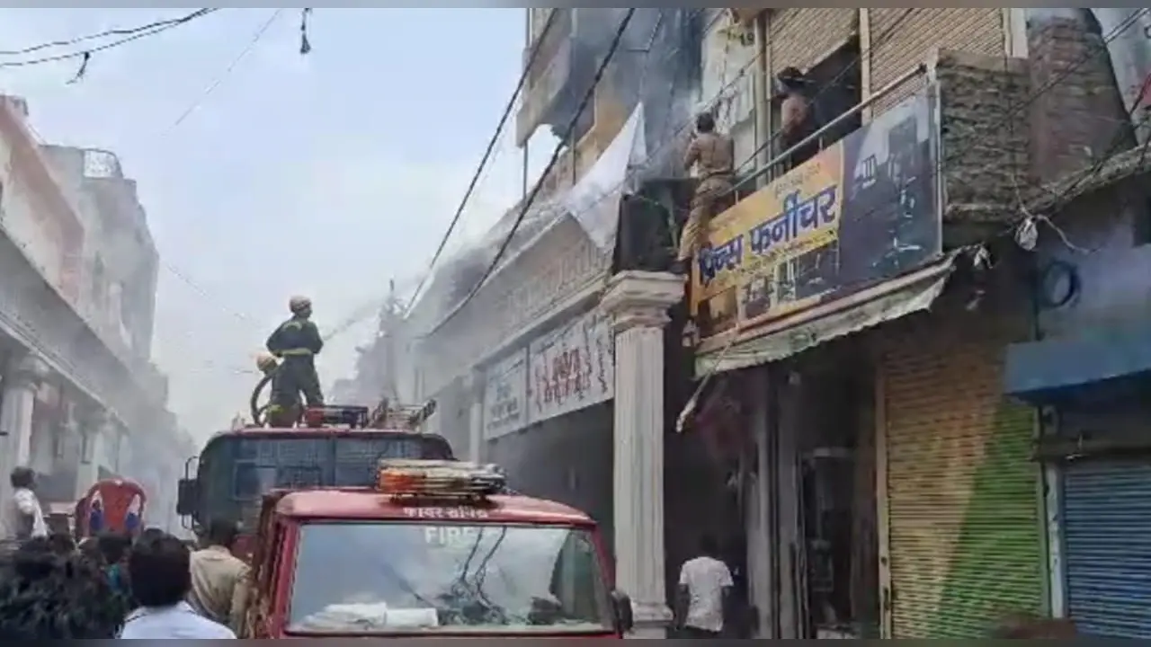 अलीगढ़ में शॉर्ट सर्किट से फर्नीचर के गोदाम में लगी भीषण आग, लाखों रुपये का सामान राख