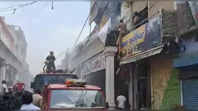 अलीगढ़ में शॉर्ट सर्किट से फर्नीचर के गोदाम में लगी भीषण आग, लाखों रुपये का सामान राख