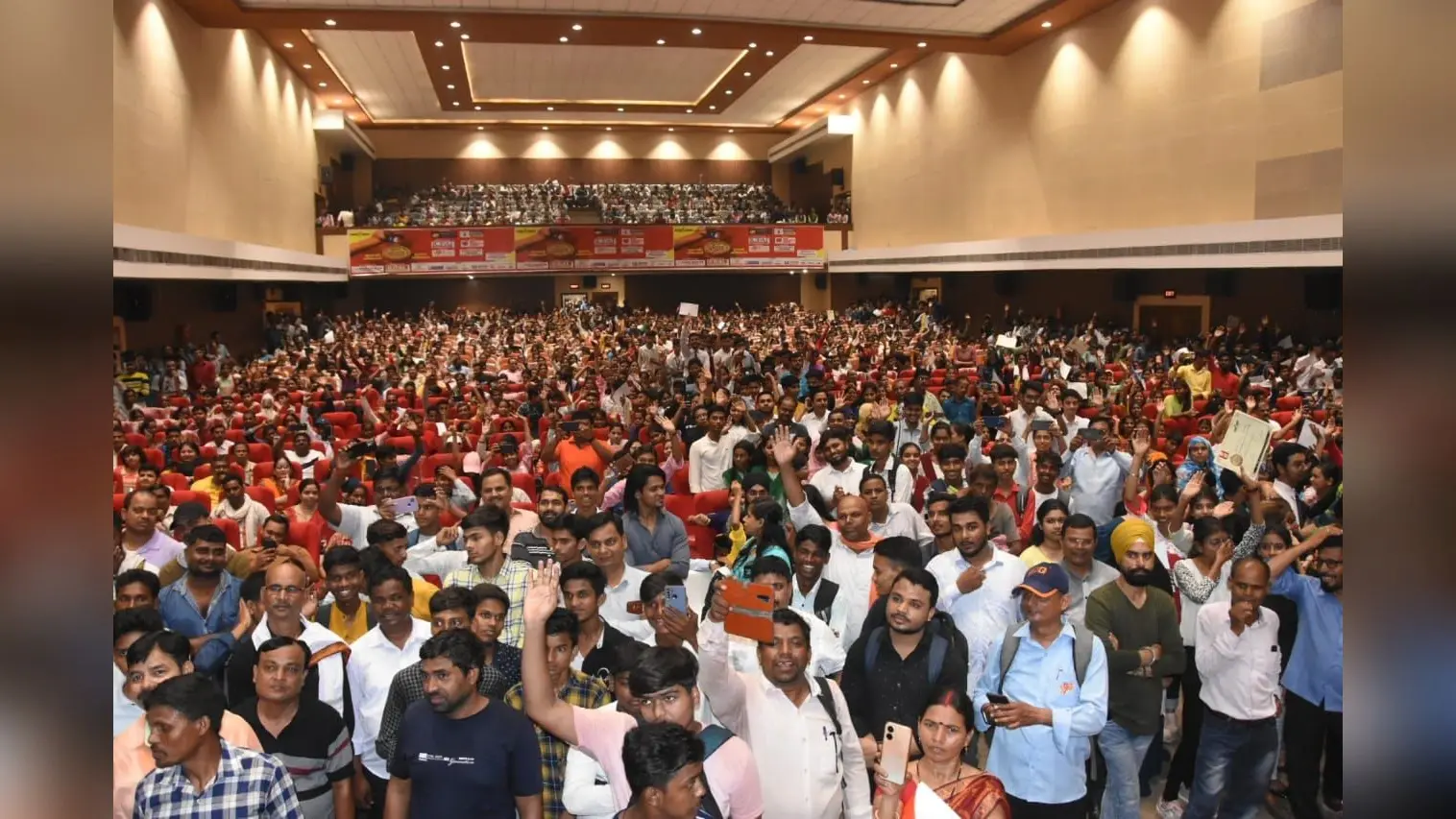 धनबाद : 2200 टॉपर्स को प्रभात खबर ने दिया प्रतिभा सम्मान, कृषि मंत्री बोले- सपनों को हकीकत में बदलें