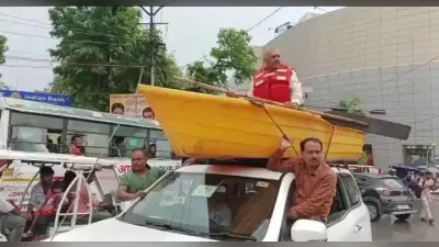 सपा विधायक का अनोखा प्रदर्शन, कानपुर में जलभराव होने पर कार के ऊपर नाव में बैठकर निकले सरकार का विरोध करने