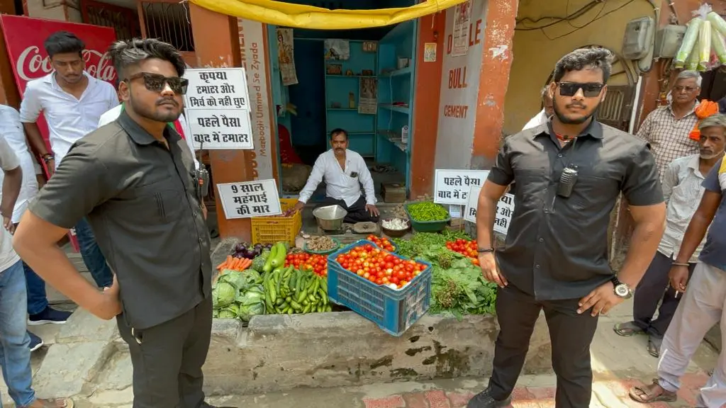 UP News : वाराणसी में टमाटरों की सुरक्षा के लिए बाउंसर तैनात, अखिलेश बोले, सरकार दे जेड प्लस सुरक्षा