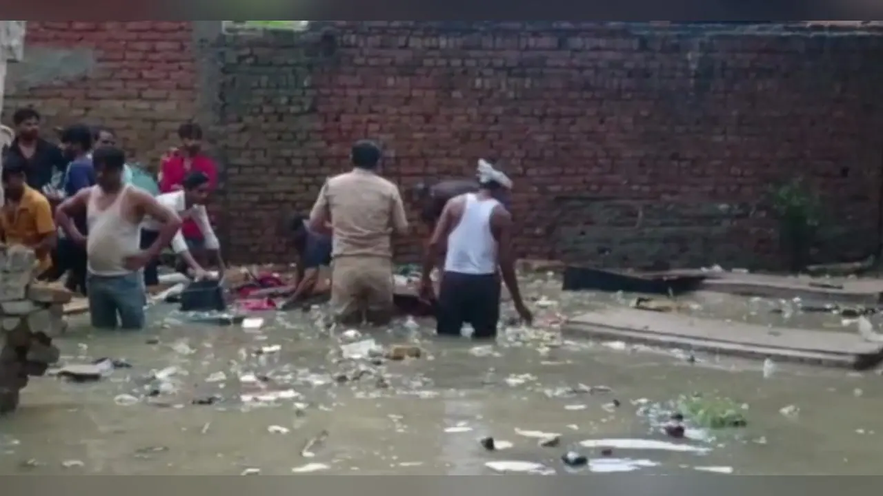 अलीगढ़ – भारी बारिश से मकान गिरा , महिला की मौत, दो बच्चे मलबे से निकाले गये, एक की तलाश जारी
