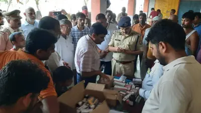 अलीगढ़: टप्पल में बाढ़ से परेशान किसानों का हाल जानने पहुंचे डीएम और एसएसपी, 24 घंटे सुरक्षा का दिया भरोसा