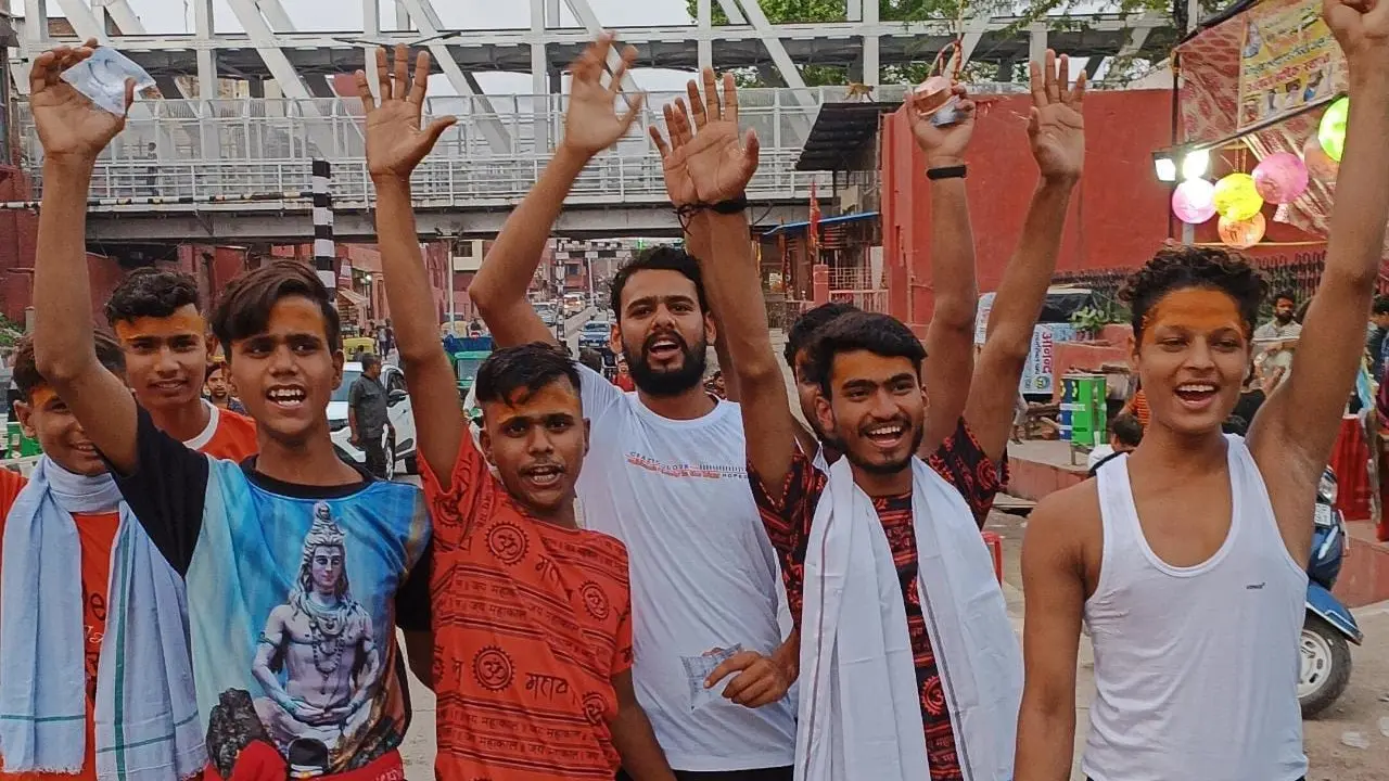 Sawan 2023: भोलेनाथ को मनाने के लिए सड़कों पर नंगे पांव निकले शिवभक्त, बोल बम के जयकारों से गूंज उठा आगरा
