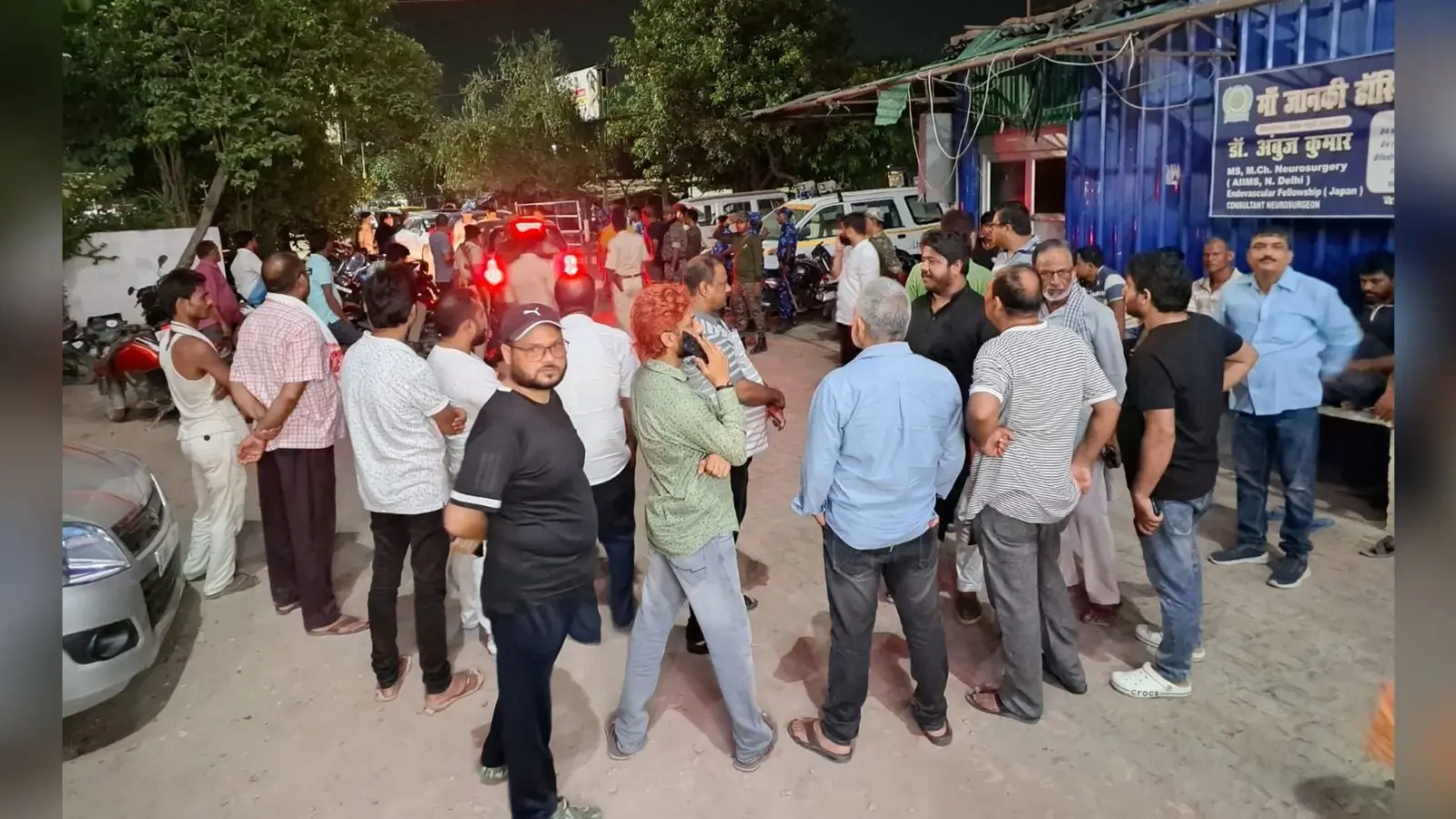 मुजफ्फरपुर में अपराधियों ने अधिवक्ता के कमरे में घुसकर प्रॉपर्टी डीलर आशुतोष शाही को मारी गोली, दो की मौत