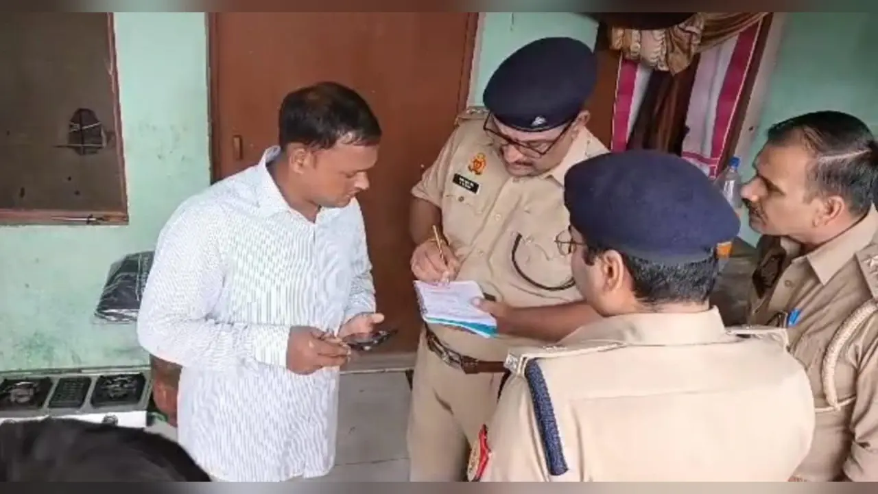 अलीगढ़: पत्नी के साथ खाना खाकर टहला, फिर ऐसी बिगड़ी बात कि खुरपी से गोदकर कर दी हत्या, आरोपी पति गिरफ्तार