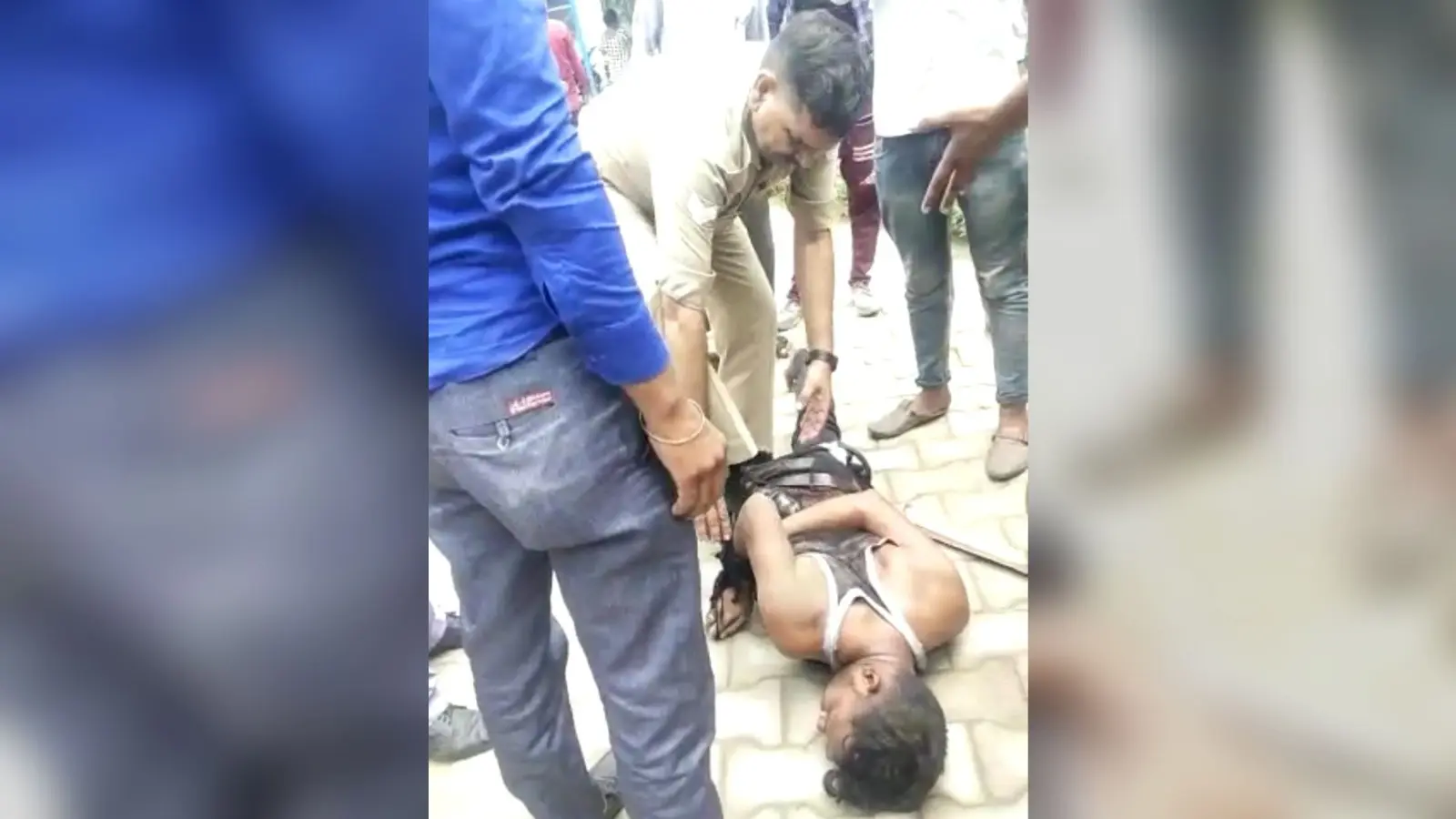 मानसिक रोगी ट्रांसफार्मर बैरिकेडिंग पर चढ़ा , सिपाही ने पहले जमीन पर घसीटा फिर उसके ऊपर पैर रखकर खड़ा हो गया