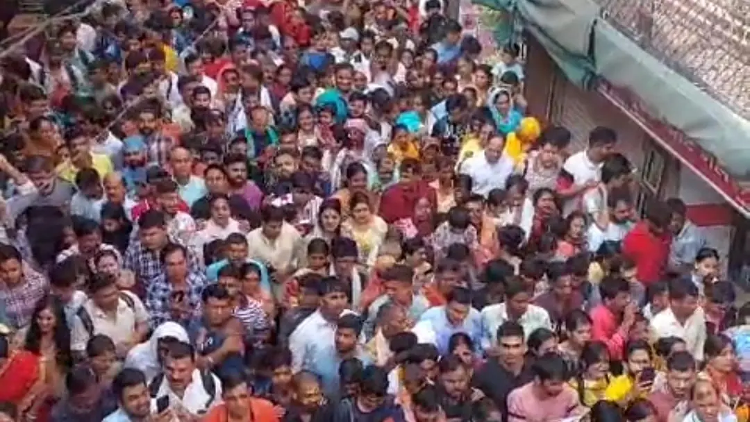 मथुरा: बांके बिहारी मंदिर के बाहर लगी श्रद्धालुओं की 2 किलोमीटर लंबी लाइन, शहरवासी घरों में हुए कैद